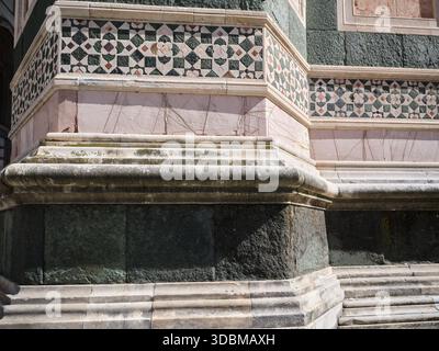 Die prächtige polychrome Marmorfassade und die ikonische rot gekachelte Kuppel der Kathedrale santa maria del fiore in florenz, italien Stockfoto