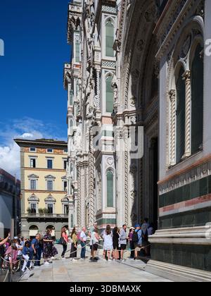 Die prächtige polychrome Marmorfassade und die ikonische rot gekachelte Kuppel der Kathedrale santa maria del fiore in florenz, italien Stockfoto