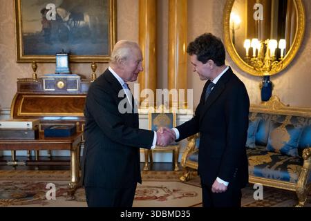 König Karl III. Bei einer Audienz mit dem rumänischen Präsidenten Nicusor Dan im Buckingham Palace in London. Bilddatum: Mittwoch, 17. Dezember 2025. Stockfoto