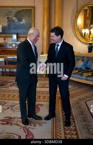 König Karl III. Bei einer Audienz mit dem rumänischen Präsidenten Nicusor Dan im Buckingham Palace in London. Bilddatum: Mittwoch, 17. Dezember 2025. Stockfoto