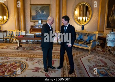 König Karl III. Bei einer Audienz mit dem rumänischen Präsidenten Nicusor Dan im Buckingham Palace in London. Bilddatum: Mittwoch, 17. Dezember 2025. Stockfoto