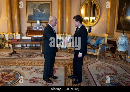 König Karl III. Bei einer Audienz mit dem rumänischen Präsidenten Nicusor Dan im Buckingham Palace in London. Bilddatum: Mittwoch, 17. Dezember 2025. Stockfoto
