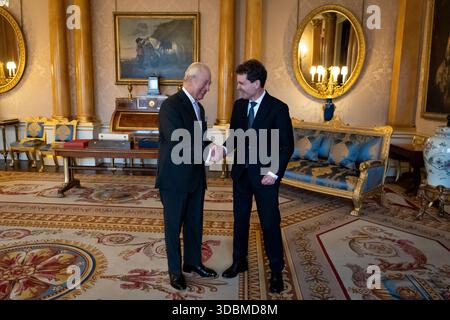 König Karl III. Bei einer Audienz mit dem rumänischen Präsidenten Nicusor Dan im Buckingham Palace in London. Bilddatum: Mittwoch, 17. Dezember 2025. Stockfoto