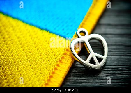 Friedenszeichen in Form eines Herzens auf der ukrainischen Flagge, ukrainische Verhandlungen zwischen Trump und Putin Stockfoto