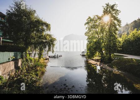 Die Altausseer Traun, der Ausfluss des Altausseersees im Steirischen Salzkammergut und Ausseerland. Stockfoto