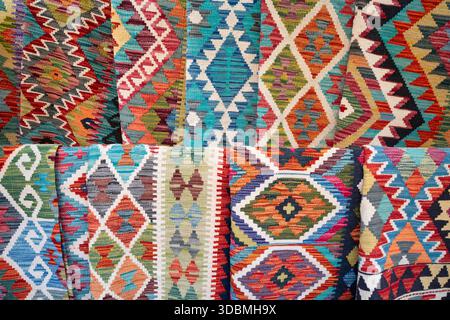 Farbenfrohe Teppiche mit geometrischem Muster zum Verkauf in einem Basar, der arabisch-osmanischen Tradition folgend, Mostar, Bosnien und Herzegowina Stockfoto