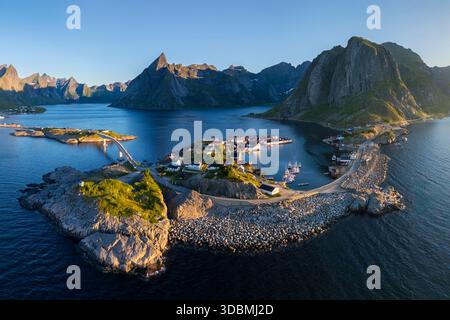 Aus der Vogelperspektive auf die Insel Hamnoya und den Berg Lilandstinden in reiner Bay während des Sommeraufgangs bei Mitternachtssonne. Lofoten-Inseln, Norwegen. Stockfoto