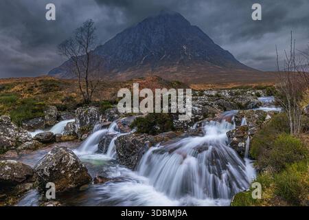 Buachaille Etive Mor und Wasserfall stimmungsvolle Landschaft Stockfoto