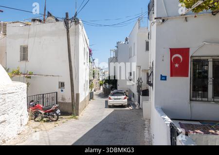 Enge, traditionelle Straße in Bodrum, Türkei. Die Stadt ist bekannt für ihre weiß getünchten Gebäude Stockfoto