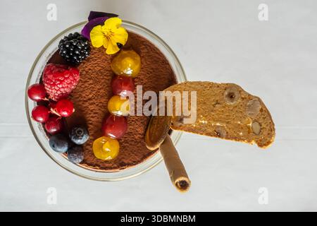 Tiramisu garniert mit frischen Beeren, einschließlich Brombeeren, Himbeeren, Heidelbeeren und roten Johannisbeeren, serviert im St Regis Istanbul Hotel, Türkei Stockfoto
