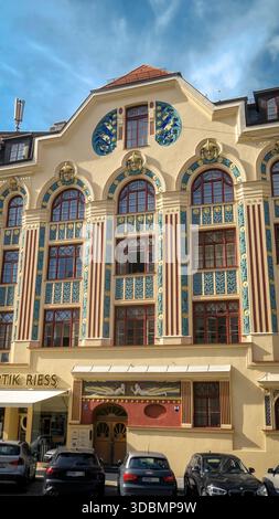 Jugendstilfassade in Schwabing. Erbaut 1899. 1900 und entworfen von Ernst Haiger und Henry Helbig. Es ist ein Beispiel für den klassizistischen Jugendstil in München. Stockfoto