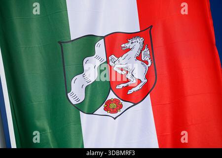 Schwenkende Flagge des Landes Nordrhein-Westfalen Stockfoto
