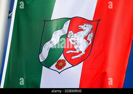 Schwenkende Flagge des Landes Nordrhein-Westfalen Stockfoto