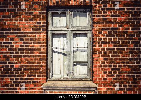 Fenster eines baufälligen historischen Bauernhauses in Kirchwerder, Hamburg Stockfoto