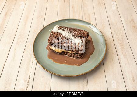 Weiße Schokolade und Himbeertorte mit einem weißen Schokoladenschwamm, einer Himbeercreme-Füllung und einem weißen Schokoladenbelag mit frischen Himbeeren Stockfoto