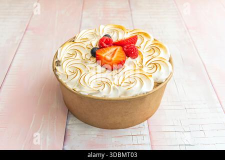 Tres Leches Cake, bei dem der Biskuitkuchen aus dunkler Schokolade hergestellt wird und die Milchmischung Kakaopulver enthält, garniert mit Schokoladenganache und Weiss Stockfoto