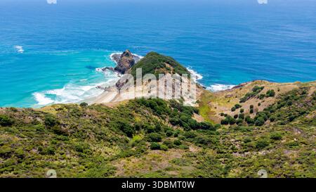 Aus der Vogelperspektive auf die zerklüftete Küste, wo die Tasmansee auf den Pazifik trifft, mit dem berühmten Leuchtturm auf den Klippen, Cape Reinga, Nor Stockfoto