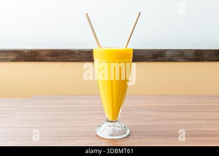 Ein typischer indischer Mango-Lassi-Smoothie im Glas Stockfoto