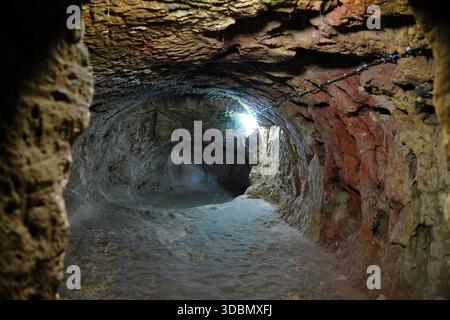NEVSEHIR, TURKIYE - 09. AUGUST 2025: Unterirdische Stadt Derinkuyu in Derinkuyu Stadt Stockfoto