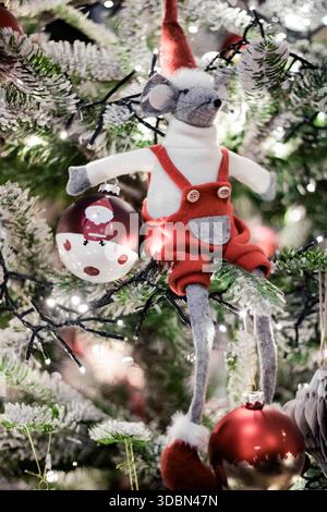 Eine Weihnachtsmaus sitzt auf einem Weihnachtsbaumzweig, Weihnachtsdekoration Stockfoto
