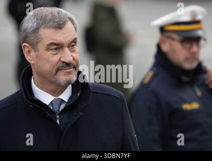 München, Deutschland. Dezember 2025. Bild: Der Bayerische Ministerpraesident Dr. Markus Soeder und im Hintergrund stehen ein Polizist Muenchen, Münchner Residenz, 17.12.2025, Ministerpraesident Dr. Markus Soeder begruesst Ihre Majestaet Koenigin Silvia von Schweden, Verleihung der Bayersichen Staatsmedaille für soziale Verdienste (Foto: HMB Media/ Julien Becker/SIPA USA) Credit: SIPA USA/Alamy Live News Stockfoto