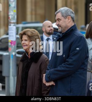 München, Deutschland. Dezember 2025. Bild: v.li. Ihre Majestaet Koenigin Silvia von Schweden und der Bayerischen Ministerpraesident Dr. Markus Soeder Muenchen, Münchner Residenz, 17.12.2025, Ministerpraesident Dr. Markus Soeder begruesst Ihre Majestaet Koenigin Silvia von Schweden, Verleihung der Bayersichen Staatsmedaille für soziale Verdienste (Foto: HMB Media/ Julien Becker/SIPA USA) Credit: SIPA USA/Alamy Live News Stockfoto