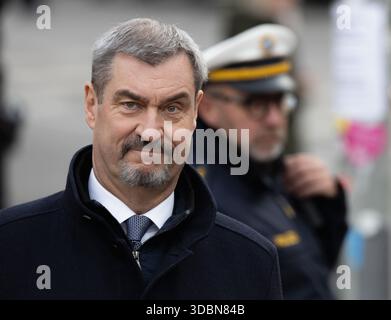 München, Deutschland. Dezember 2025. Bild: Der Bayerische Ministerpraesident Dr. Markus Soeder und im Hintergrund stehen ein Polizist Muenchen, Münchner Residenz, 17.12.2025, Ministerpraesident Dr. Markus Soeder begruesst Ihre Majestaet Koenigin Silvia von Schweden, Verleihung der Bayersichen Staatsmedaille für soziale Verdienste (Foto: HMB Media/ Julien Becker/SIPA USA) Credit: SIPA USA/Alamy Live News Stockfoto