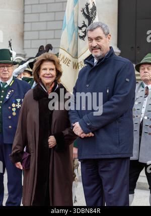 München, Deutschland. Dezember 2025. Bild: v.li. Ihre Majestaet Koenigin Silvia von Schweden und der Bayerischen Ministerpraesident Dr. Markus Soeder Muenchen, Münchner Residenz, 17.12.2025, Ministerpraesident Dr. Markus Soeder begruesst Ihre Majestaet Koenigin Silvia von Schweden, Verleihung der Bayersichen Staatsmedaille für soziale Verdienste (Foto: HMB Media/ Julien Becker/SIPA USA) Credit: SIPA USA/Alamy Live News Stockfoto