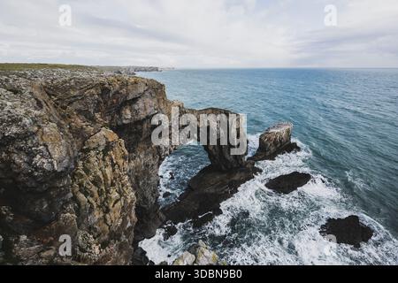 Green Bridge of Wales (walisisch Pont Werdd Cymru), ein natürlicher Bogen aus karbonkalkstein im Pembrokeshire Coast National Park. Stockfoto