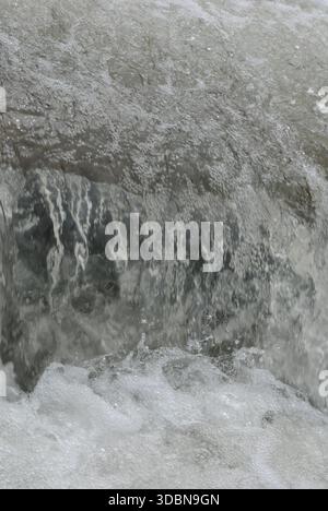 Endlose Energie und Geschwindigkeit Millionen von Tropfen und Blasen in einem Wasserfall am Dunajec River Stockfoto