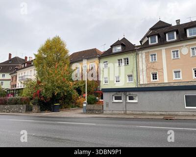 Eine traditionelle kleine europäische Stadt mit bunten, schönen Häusern Stockfoto