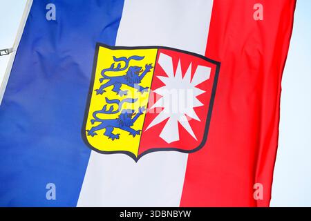 Schwenkende Flagge des Bundeslandes Schleswig-Holstein Stockfoto