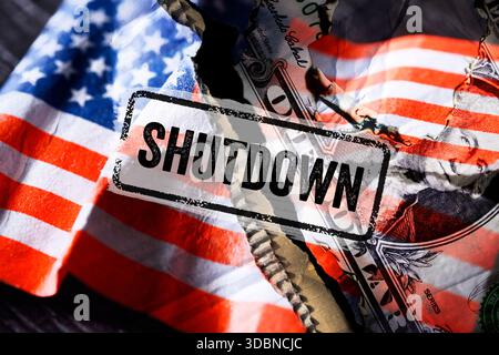 Zerrissene US-Flagge mit Dollarschein und Shutdown-Schriftzug, Fotomontage Stockfoto