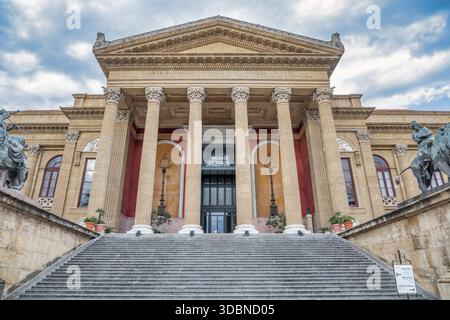 Teatro Massimo Vittorio Emanuele in Palermo, Sizilien, Italien, Außenansicht tagsüber, Palermo, Sizilien, Italien Stockfoto