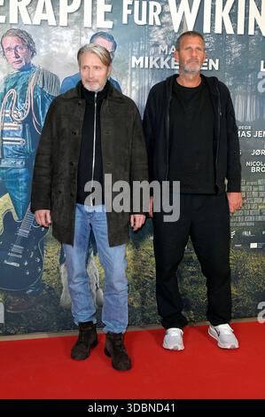 Mads Mikkelsen und anders Thomas Jensen bei der Premiere des Kinofilms 'Therapie für Wikinger' im Kino im Delphi-Filmpalast. Berlin, 17.12.2025 Stockfoto