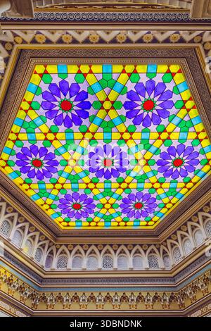 Buntglasdecke im Rathaus von Sarajevo (Vijecnica) mit geometrischen Mustern im maurischen Revival und lebhaften Farben. Sarajevo, Bosnien und Herzegowina Stockfoto