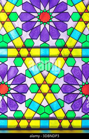 Buntglasdecke im Rathaus von Sarajevo (Vijecnica) mit geometrischen Mustern im maurischen Revival und lebhaften Farben. Sarajevo, Bosnien und Herzegowina Stockfoto