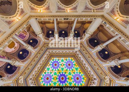 Blick von innen auf das Rathaus von Sarajevo (Vijecnica) mit seiner im maurischen Stil erhaltenen Architektur, kunstvollen Bögen, Marmorsäulen und farbenfrohen Buntglasdecken. Sarajevo, Bosnien und Herzegowina Stockfoto