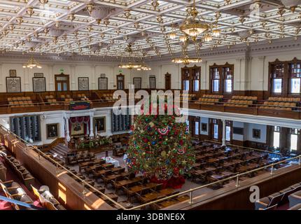 Austin, TX - 11. Dezember 2025: Innenraum der Kammer des Repräsentantenhauses bei Weihnachten im Texas State Capitol in Austin Stockfoto