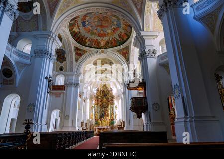 Innenraum der Klosterkirche Heilig Kreuz in der Altstadt von Donauwörth, Donau-Ries, Bayerisch-Schwaben, Schwaben, Bayern, Deutschland Stockfoto