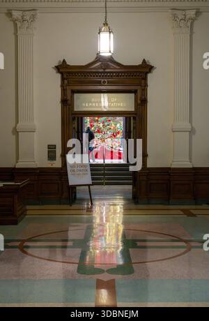 Austin, Texas - 11. Dezember 2025: Eintritt in die Kammer des Repräsentantenhauses zu Weihnachten im Texas State Capitol in Austin Stockfoto