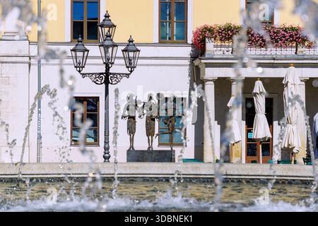 Brunnen und Bronzeskulptur drei Musen der Musik von Josef Michael Neustifter vor dem Regensburger Theater am Bismarckplatz mit Brunnen, Regensburg, Oberpfalz, Bayern, Deutschland Stockfoto