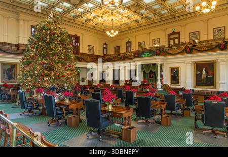 Austin, TX - 11. Dezember 2025: Innenraum der Senatskammer zu Weihnachten im Texas State Capitol in Austin Stockfoto
