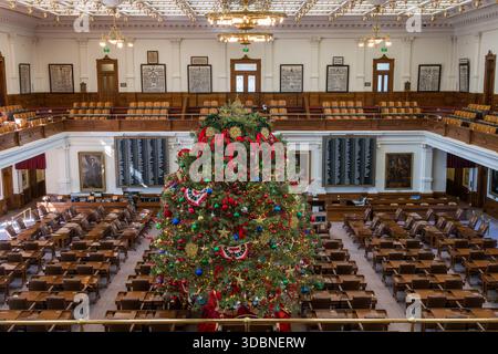 Austin, TX - 11. Dezember 2025: Innenraum der Kammer des Repräsentantenhauses bei Weihnachten im Texas State Capitol in Austin Stockfoto
