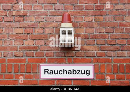 Brandschutzschild „Rauchabzug“ und Signalmelder an einer Hauswand, Dortmund, Nordrhein-Westfalen, Deutschland Stockfoto