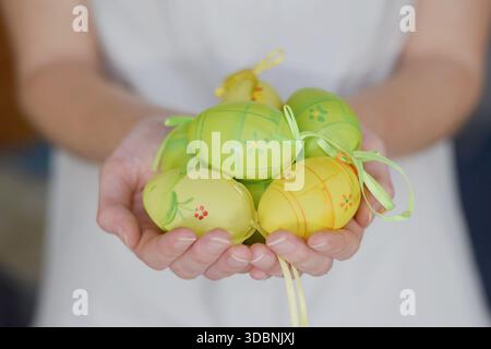 Bunte ostereier in Frauenhänden Stockfoto