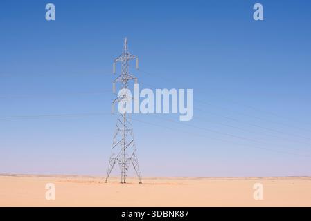 Freileitungsmast oder Hochspannungspylon in der Arabischen Wüste, Ägypten Stockfoto