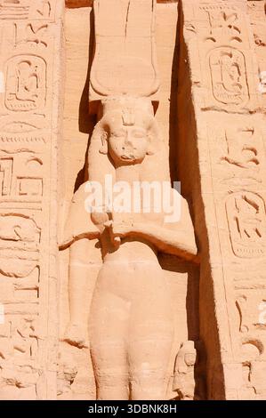 Statue von Nefertari, Tempel von Hathor oder Tempel von Nefertari, Tempel von Abu Simbel, Nubien, Ägypten Stockfoto