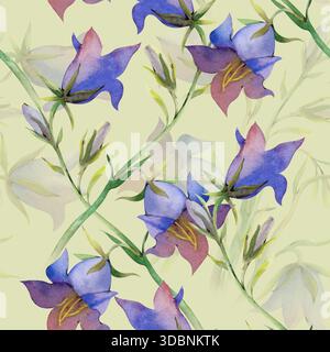 Nahtloses Muster mit realistischen blauen Wildblumen. Aquarellillustration mit Blauglocke auf hellgrünem Hintergrund. Nahtloser Blumenhintergrund für Stockfoto