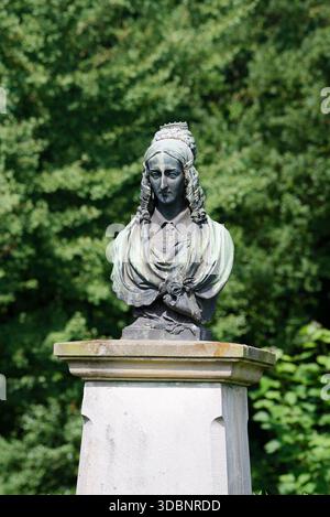 Büste von Annette von Droste-Hülshoff im Park von Schloss Hülshoff, Havixbeck, Münsterland, Nordrhein-Westfalen Stockfoto